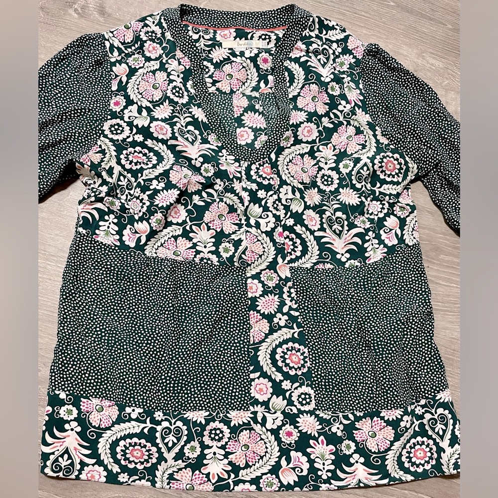 ❤️5/$25❤️ Boden Green Floral Tunic Size US 16